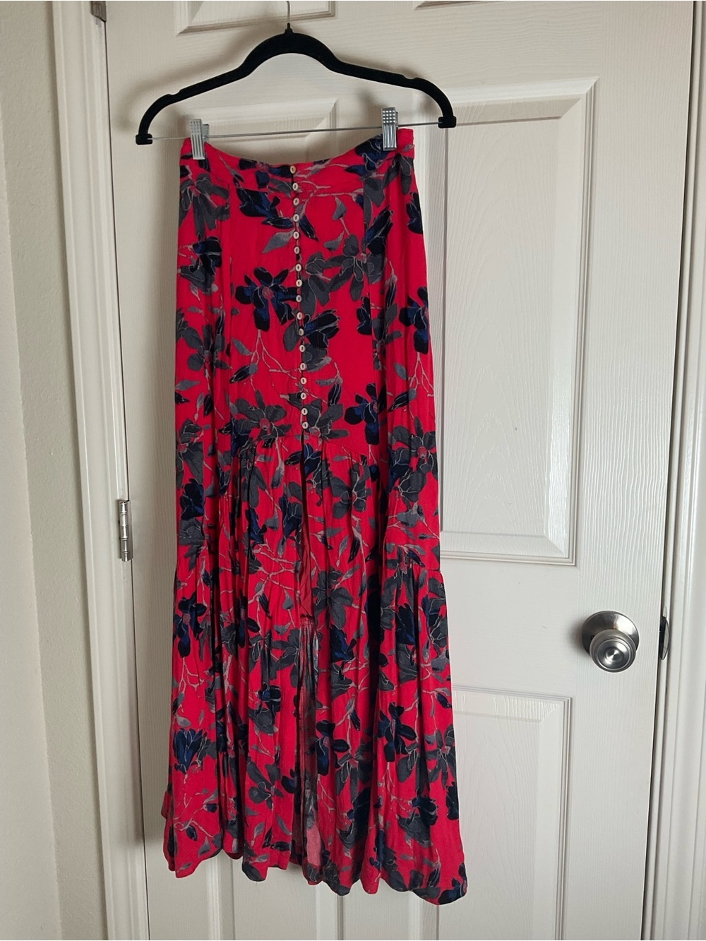 Free People Smooth Sailing Maxi Skirt Size 2 Red Floral Button Front Tiered - Picture 2 of 10